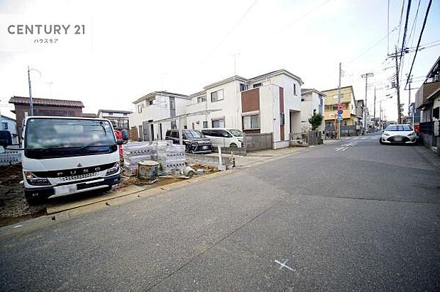 前面道路は5.9ｍ！陽当り良好な立地です。車庫入れが苦手な方も安心ですね。