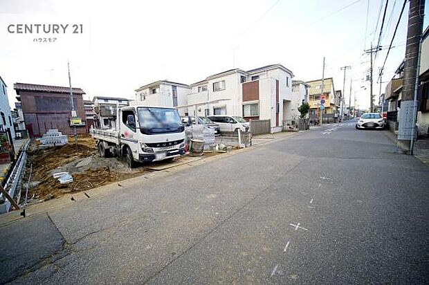 前面道路は5.9ｍ！陽当り良好な立地です。車庫入れが苦手な方も安心ですね。