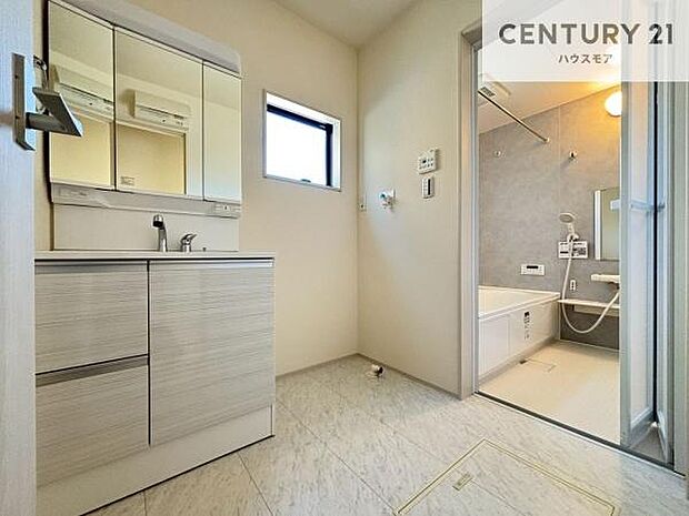 小窓付きの明るい洗面室です！湿気もすぐに入れ替えができて清潔に保つことができます！自然光が差し込むのでお化粧の仕上がりも良くなりますね！(同仕様)