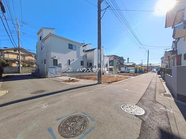 前面道路は4ｍ×4.1ｍ！陽当り良好な角地です。車庫入れが苦手な方も安心ですね。