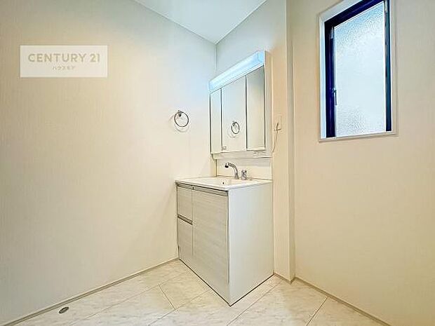 小窓付きの明るい洗面室です！湿気もすぐに入れ替えができて清潔に保つことができます！自然光が差し込むのでお化粧の仕上がりも良くなりますね！（同仕様）