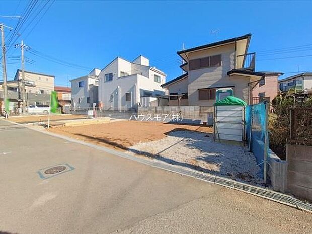 前面道路は4ｍ！陽当り良好な立地です。車庫入れが苦手な方も安心ですね。