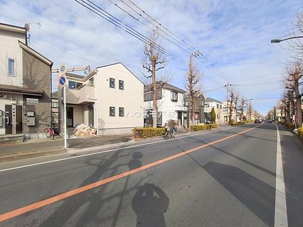 前面道路は4ｍ×16ｍ！陽当り良好な立地です。車庫入れが苦手な方も安心ですね。