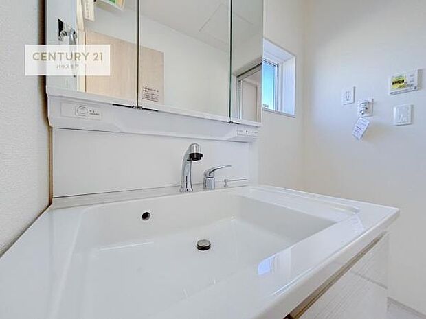 小窓付きの明るい洗面室です！湿気もすぐに入れ替えができて清潔に保つことができます！自然光が差し込むのでお化粧の仕上がりも良くなりますね！（同仕様）