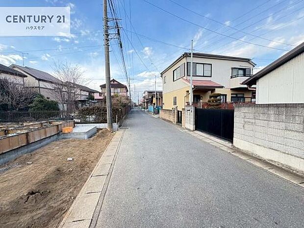 前面道路は5ｍ！陽当り良好な立地です。車庫入れが苦手な方も安心ですね。