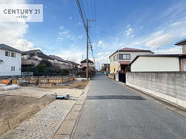 前面道路は5ｍ！陽当り良好な立地です。車庫入れが苦手な方も安心ですね。