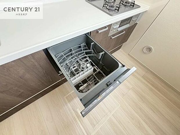 食洗機付き！忙しい時や冬場は手荒れ防止として大活躍します！ビルトイン仕様なので、場所も取らず調理スペースも広く使えて手際よく作業が出来ます！
