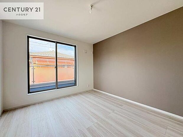 バルコニーに面している洋室です。明るく温もりがあり、換気もしっかりできます！朝起きて、外に出て背伸びをしつつ深呼吸をし良い朝を迎え入れることができます。