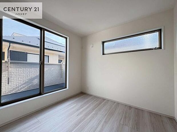 明るい室内は、風通しも良く、明るく大変居心地の良い空間となっております。リラックスして過ごせる心地の良いお部屋です！