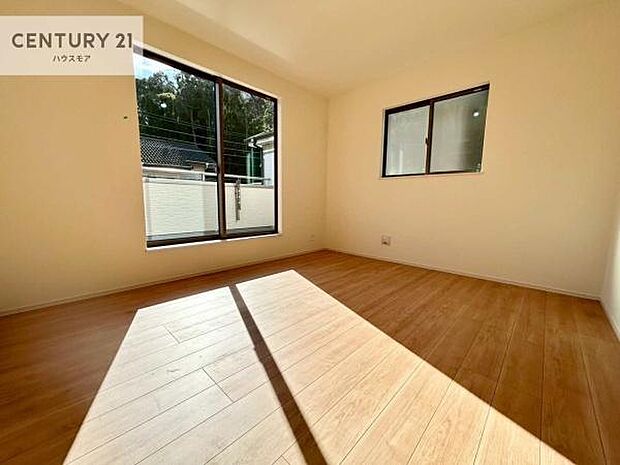 バルコニーに面している洋室です。明るく温もりがあり、換気もしっかりできます！朝起きて、外に出て背伸びをしつつ深呼吸をし良い朝を迎え入れることができます。【現地販売会開催中】