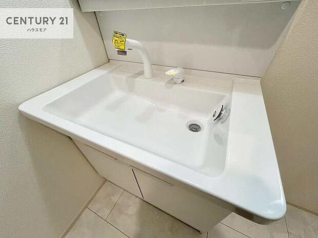 深い洗面台ボウルは、水が跳ねにくいのでお手入れが楽々！清潔感が保てます！キレイな洗面所で自分磨きのモチベーションが上がりますね！【現地販売会開催中】