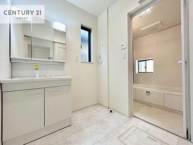 小窓付きの明るい洗面室です！湿気もすぐに入れ替えができて清潔に保つことができます！自然光が差し込むのでお化粧の仕上がりも良くなりますね！【現地販売会開催中】