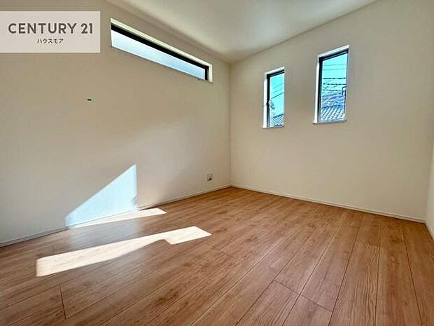 2面採光を確保した明るい室内は、風通しも良く、明るく大変居心地の良い空間となっております。リラックスして過ごせる心地の良いお部屋です！朝の目覚めがスッキリしますね！【現地販売会開催中】