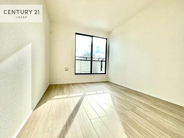 明るい室内は、風通しも良く、明るく大変居心地の良い空間となっております。リラックスして過ごせる心地の良いお部屋です！朝の目覚めがスッキリしますね！【現地販売会開催中】