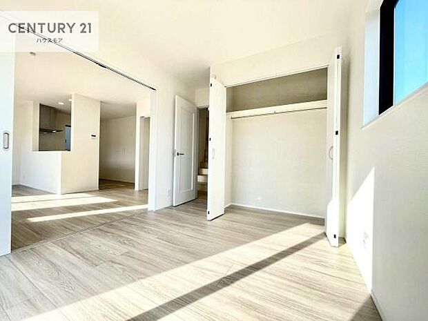 洋室は子供部屋や寝室、色々と用途多彩に利用できますね。収納力もたっぷりなので、広々気持ちよく過ごすことができます。【現地販売会開催中】