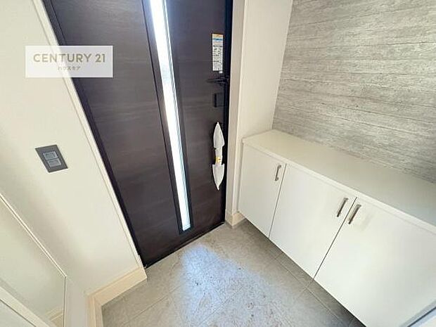 シューズボックス付きなので、玄関が片付きお掃除がしやすいです！スッキリした玄関で戸を開けた瞬間、清潔感のある心地いい空間が出迎えてくれます。