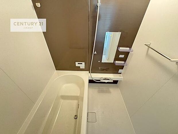 落ち着きある大人の雰囲気のバスルームは、味が出ていてバスタイムが充実！お仕事頑張っているご褒美にお好みの匂いの入浴剤を入れて、楽しんでみてはいかがでしょうか？