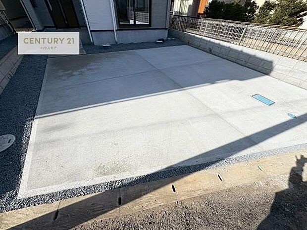 駐車スペースは2台分あります！セカンドカーはもちろん、バイクや自転車なども置き場所に困りません。