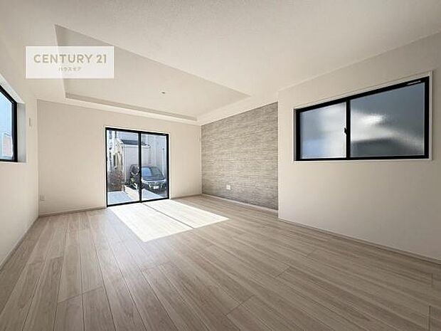 大きな窓からたっぷりの陽ざしが入る明るいリビング。開放感のあるリビングで家族団らんのくつろぎの時間を過ごせます。