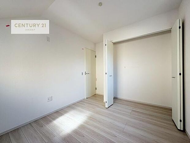 掃き出し窓がないお部屋は、お子様のお部屋としても安心です！収納スペースも充実しているので散らかったお部屋をサッと片付けられます！