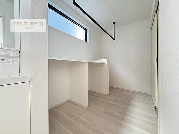 アイロンがけまで一か所で完結するランドリールーム。家事動線が短く、天候や時間を気にせず効率よく洗濯ができる、忙しい毎日に嬉しい空間です。