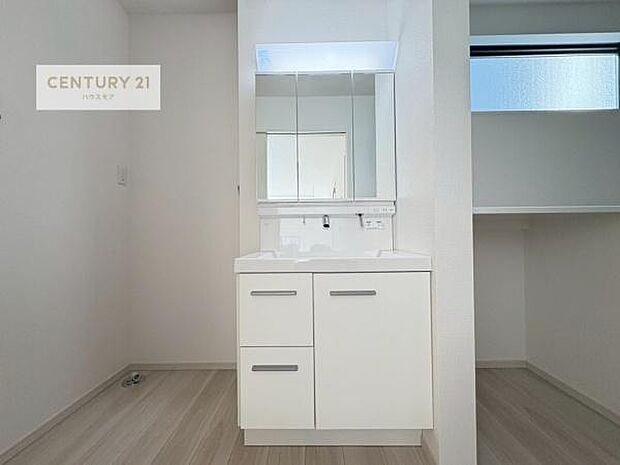 三面鏡仕様の洗面所は、身だしなみがしやすい造り！裏は収納になっています。ドライヤーやお化粧道具を片付けられるので洗面台周りをスッキリと見せることが出来ます！