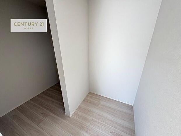 ウォークインクローゼット付きです。たくさんのお洋服などを収納しておけそうですね！他にも扇風機や加湿器など季節物の大きな家電も収納できます！