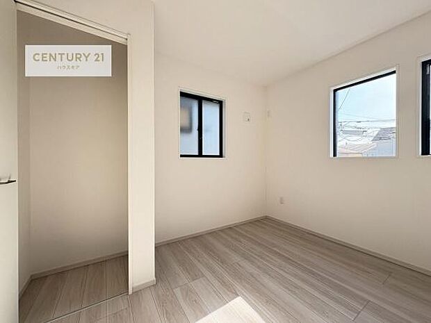 2面採光を確保した明るい室内は、風通しも良く、明るく大変居心地の良い空間となっております。リラックスして過ごせる心地の良いお部屋です！朝の目覚めがスッキリしますね！