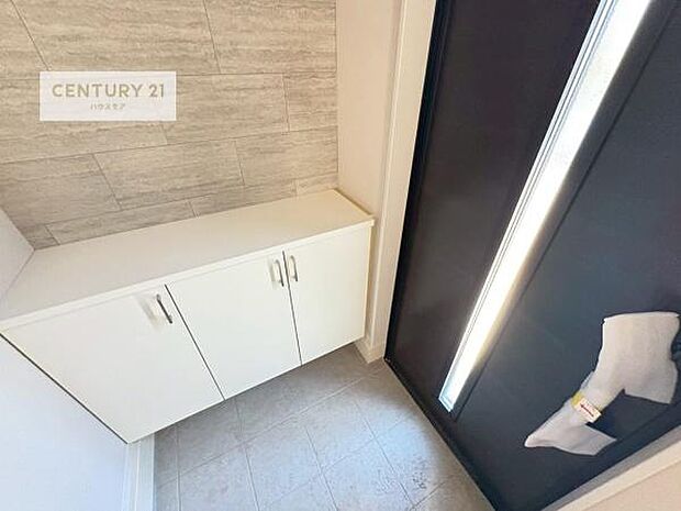 シューズボックス付きなので、玄関が片付きお掃除がしやすいです！スッキリした玄関で戸を開けた瞬間、清潔感のある心地いい空間が出迎えてくれます。