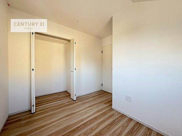 掃き出し窓がないお部屋は、お子様のお部屋としても安心です！収納スペースも充実しているので散らかったお部屋をサッと片付けられます！