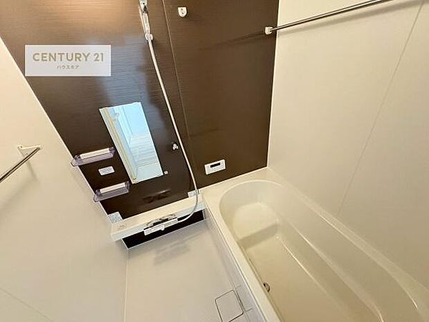 落ち着きある大人の雰囲気のバスルームは、味が出ていてバスタイムが充実！お仕事頑張っているご褒美にお好みの匂いの入浴剤を入れて、楽しんでみてはいかがでしょうか？