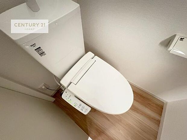1・2階にトイレがございます！朝の忙しい時間帯も待たずにすみそうですね。白を基調とした清潔感のあるトイレでお手入れがしやすいです！