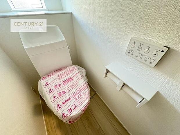 1・2階にトイレがございます！朝の忙しい時間帯も待たずにすみそうですね。白を基調とした清潔感のあるトイレでお手入れがしやすいです！