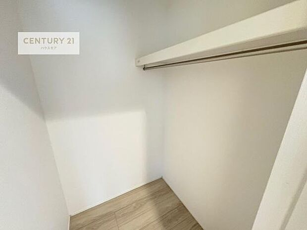 ファミリークロークを備えた住まいは、収納力と快適さを兼ね備えた贅沢な空間設計。衣類やバッグ、季節物までひとまとめにでき、日々の整理整頓がぐっとスマートに！