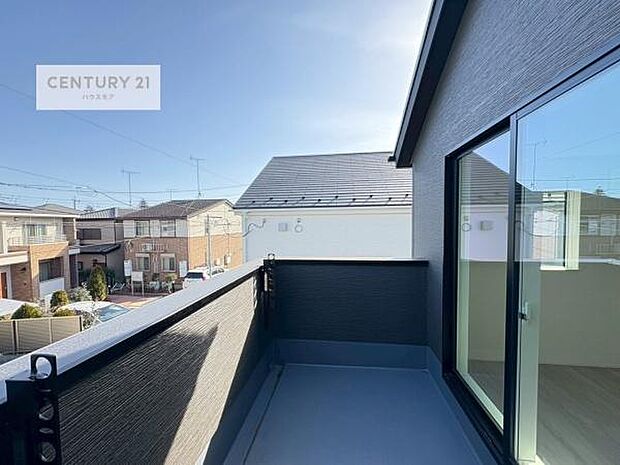 陽当たり良好なバルコニーです！晴れた日には青い空を見渡せる開放的な時間を楽しめます。