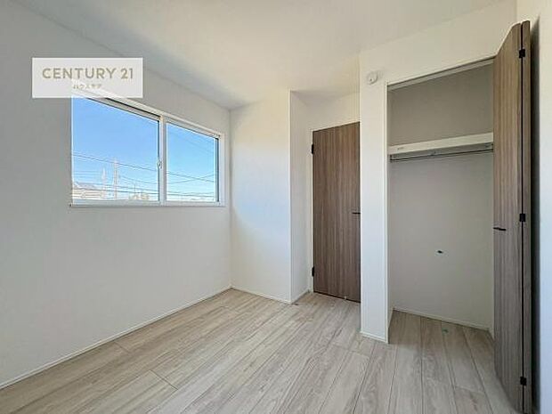 洋室は子供部屋や寝室、色々と用途多彩に利用できますね。収納力もたっぷりなので、広々気持ちよく過ごすことができます。