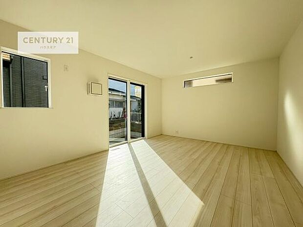 大きな窓からたっぷりの陽ざしが入る明るいリビング。開放感のあるリビングで家族団らんのくつろぎの時間を過ごせます。