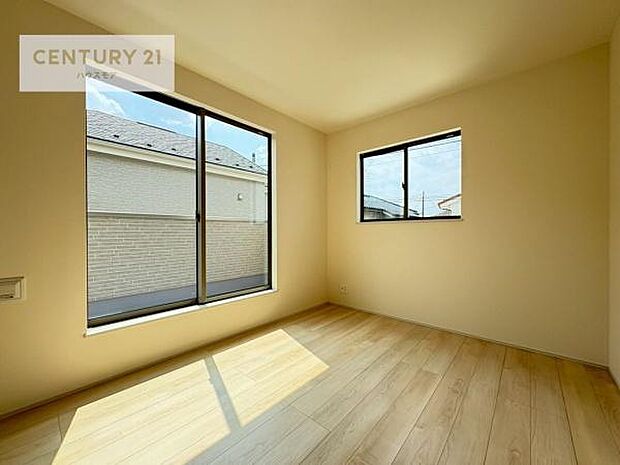 明るい室内は、風通しも良く、明るく大変居心地の良い空間となっております。リラックスして過ごせる心地の良いお部屋です！朝の目覚めがスッキリしますね！