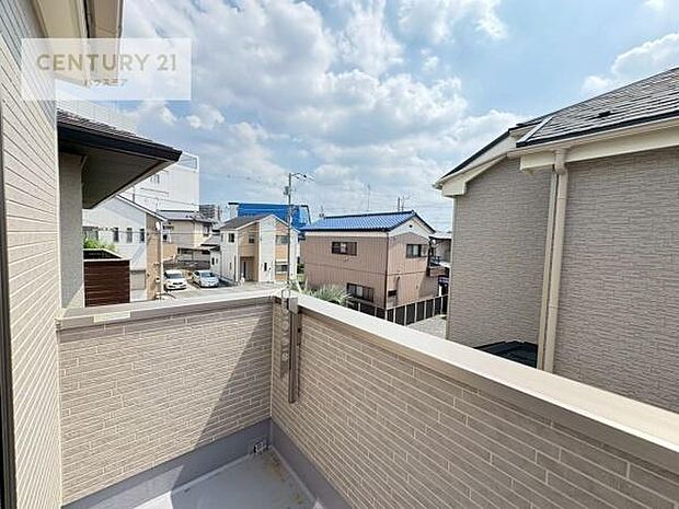 晴れた日には青い空を見渡せる開放的な時間を楽しめます。気持ちの良い風が通り抜ける街並みです！