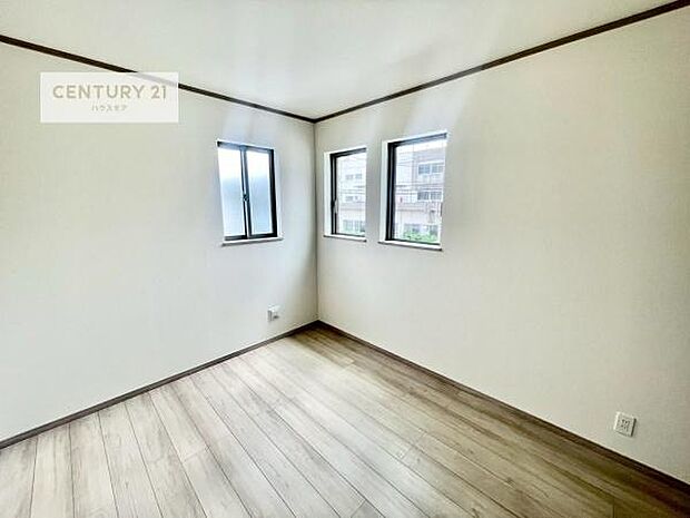 掃き出し窓がないお部屋は、お子様のお部屋としても安心です！収納スペースも充実しているので散らかったお部屋をサッと片付けられます！