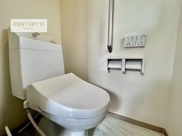 1・2階にトイレがございます！朝の忙しい時間帯も待たずにすみそうですね。白を基調とした清潔感のあるトイレでお手入れがしやすいです！