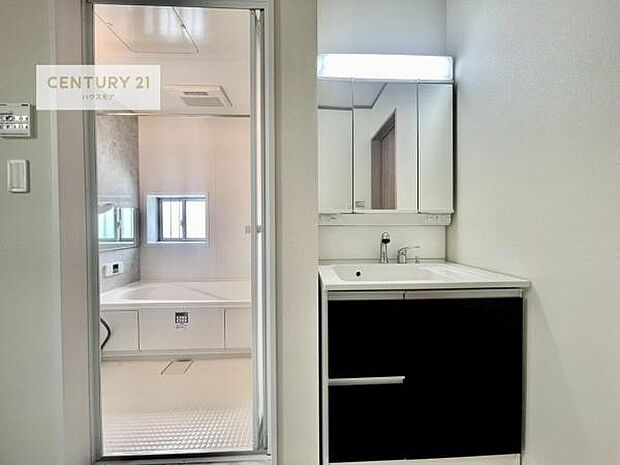 三面鏡仕様の洗面所は、身だしなみがしやすい造り！裏は収納になっています。ドライヤーやお化粧道具を片付けられるので洗面台周りをスッキリと見せることが出来ます！