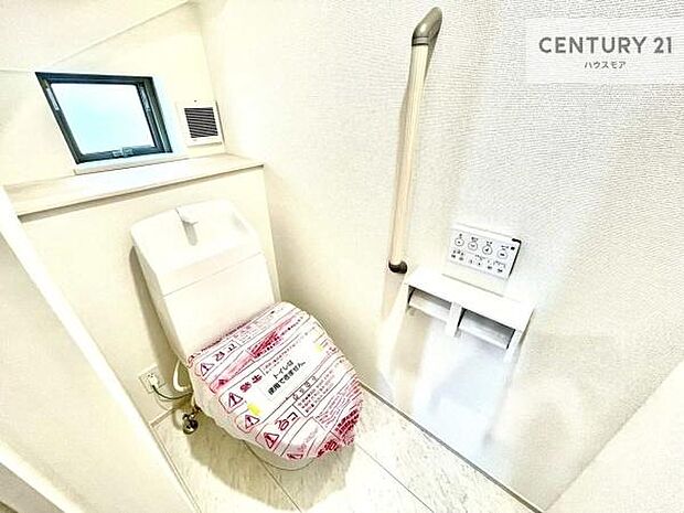 1・2階にトイレがございます！朝の忙しい時間帯も待たずにすみそうですね。白を基調とした清潔感のあるトイレでお手入れがしやすいです！