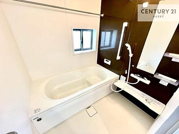 広々バスで一日の疲れをリフレッシュ。足が伸ばせるので、浴槽にもゆったりと浸かれますね！毎日のバスタイムが楽しみになります。