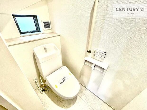 1・2階にトイレがございます！朝の忙しい時間帯も待たずにすみそうですね。白を基調とした清潔感のあるトイレでお手入れがしやすいです！