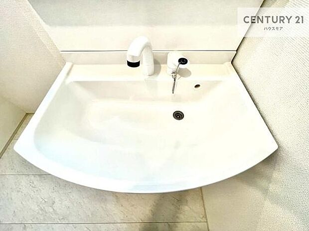 深い洗面台ボウルは、水が跳ねにくいのでお手入れが楽々！清潔感が保てます！キレイな洗面所で自分磨きのモチベーションが上がりますね！