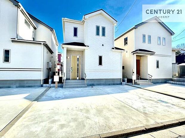 駐車スペースは2台分あります！セカンドカーはもちろん、バイクや自転車なども置き場所に困りません。