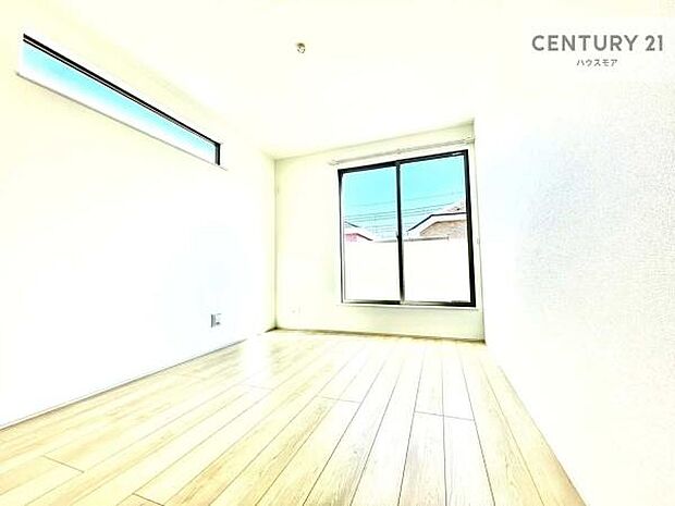 2面採光を確保した明るい室内は、風通しも良く、明るく大変居心地の良い空間となっております。リラックスして過ごせる心地の良いお部屋です！朝の目覚めがスッキリしますね！