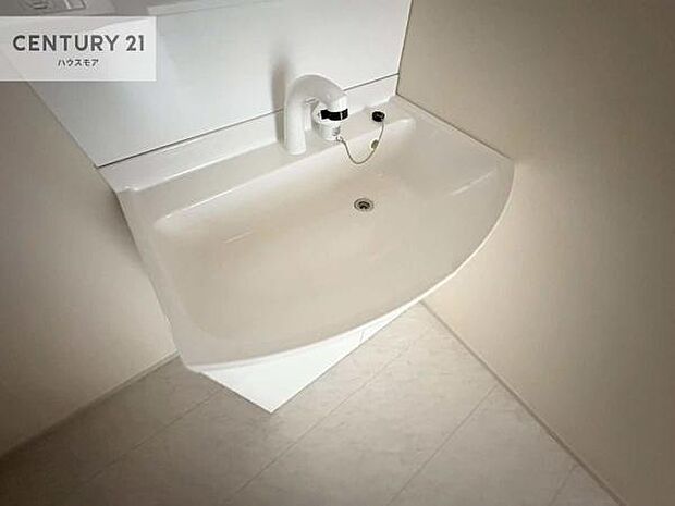 深い洗面台ボウルは、水が跳ねにくいのでお手入れが楽々！清潔感が保てます！キレイな洗面所で自分磨きのモチベーションが上がりますね！