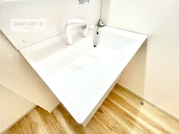 深い洗面台ボウルは、水が跳ねにくいのでお手入れが楽々！清潔感が保てます！キレイな洗面所で自分磨きのモチベーションが上がりますね！